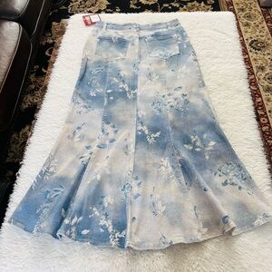 Reba Blue and White Floral Stretchy Fit & Flare Denim Skirt size 8